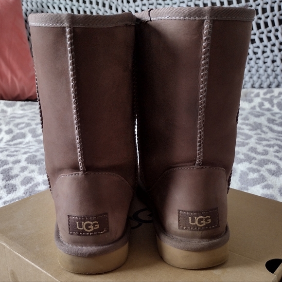 UGG Classic Short Leather Boots - Picture 6 of 7